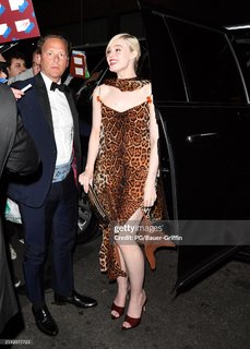 Elle Fanning feet photo thumbnail