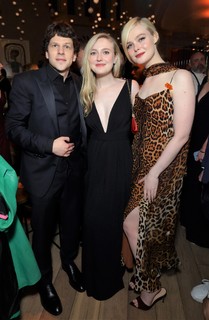 Elle Fanning feet photo thumbnail