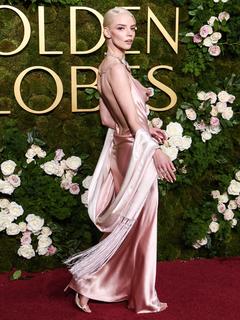 Anya Taylor-Joy feet photo thumbnail