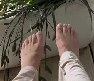 Nicole Neumann feet photo thumbnail