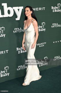Katy Perry feet photo thumbnail