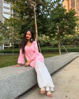 Anushka Sen feet photo thumbnail