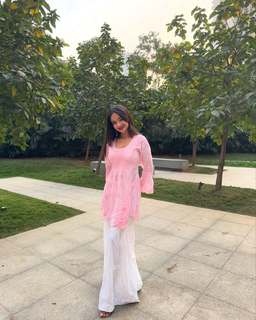 Anushka Sen feet photo thumbnail