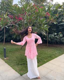 Anushka Sen feet photo thumbnail