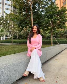 Anushka Sen feet photo thumbnail