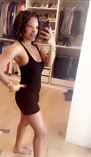 Halle Bailey feet photo thumbnail