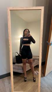 Chloe Bailey feet photo thumbnail