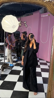 Karisma Kapoor feet photo thumbnail