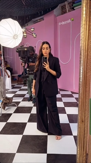 Karisma Kapoor feet photo thumbnail
