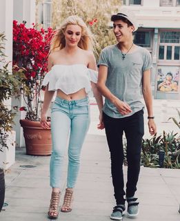 Lele Pons feet photo thumbnail
