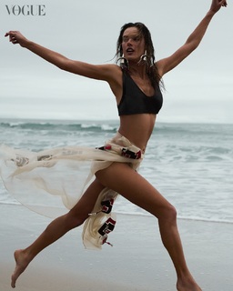 Alessandra Ambrosio feet photo thumbnail