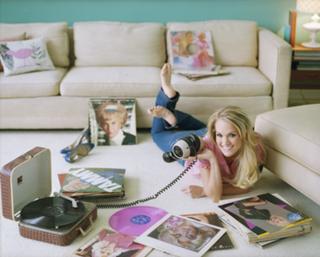 Carrie Underwood feet photo thumbnail