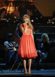 Taylor Swift feet photo thumbnail