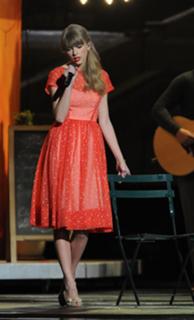Taylor Swift feet photo thumbnail