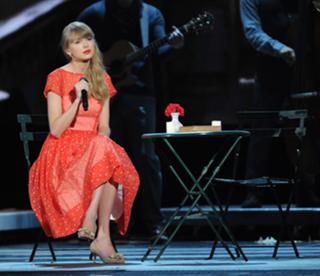 Taylor Swift feet photo thumbnail