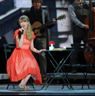 Taylor Swift feet photo thumbnail