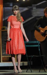 Taylor Swift feet photo thumbnail
