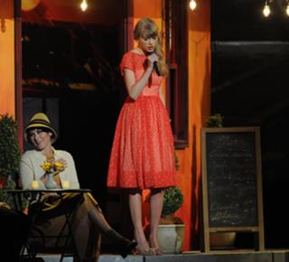Taylor Swift feet photo thumbnail