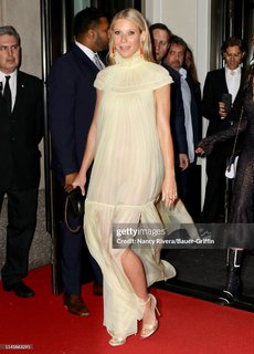 Gwyneth Paltrow feet photo thumbnail