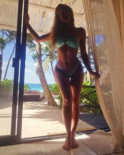 Lívia Andrade feet photo thumbnail