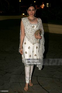 Karisma Kapoor feet photo thumbnail