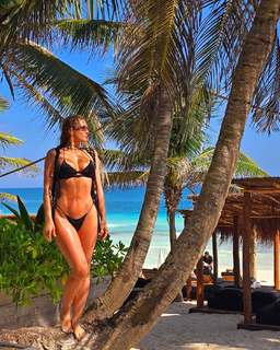 Lívia Andrade feet photo thumbnail
