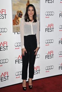 Aubrey Plaza feet photo thumbnail