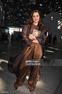 Shraddha Kapoor feet photo thumbnail