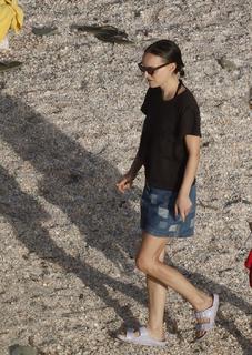 Natalie Portman feet photo thumbnail
