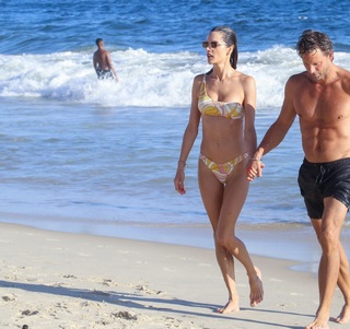 Alessandra Ambrosio feet photo thumbnail