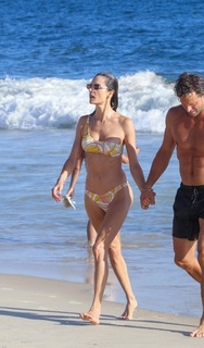 Alessandra Ambrosio feet photo thumbnail