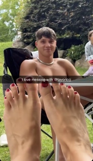 Scarlet Vas feet photo thumbnail