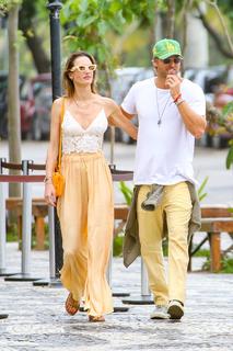 Alessandra Ambrosio feet photo thumbnail