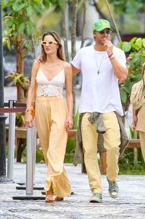 Alessandra Ambrosio feet photo thumbnail