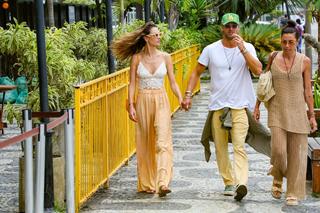 Alessandra Ambrosio feet photo thumbnail