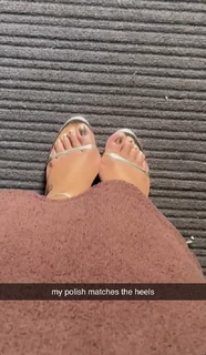 Chloe Bailey feet photo thumbnail