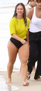 Paolla Oliveira feet photo thumbnail