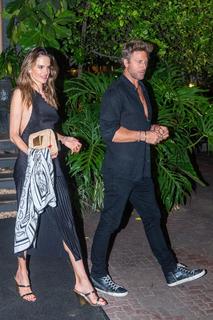 Alessandra Ambrosio feet photo thumbnail