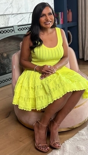 Mindy Kaling feet photo thumbnail