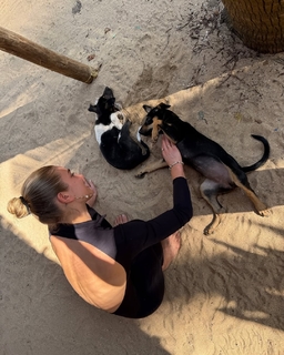 Lola Weippert feet photo thumbnail