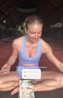 Lola Weippert feet photo thumbnail