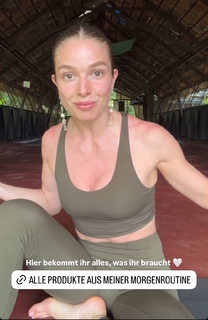 Lola Weippert feet photo thumbnail