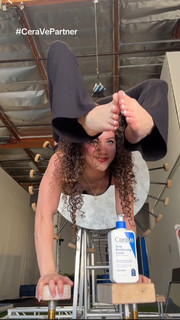 Sofie Dossi feet photo thumbnail