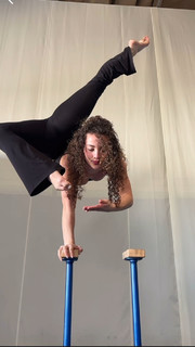 Sofie Dossi feet photo thumbnail