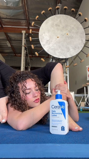 Sofie Dossi feet photo thumbnail