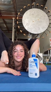 Sofie Dossi feet photo thumbnail