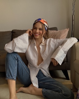 Xenia Tchoumitcheva feet photo thumbnail