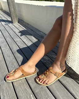 Carolina Ardohain feet photo thumbnail