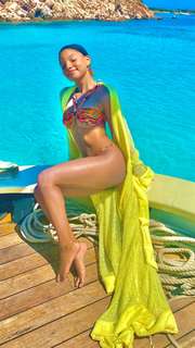 Halle Bailey feet photo thumbnail