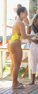 Paolla Oliveira feet photo thumbnail